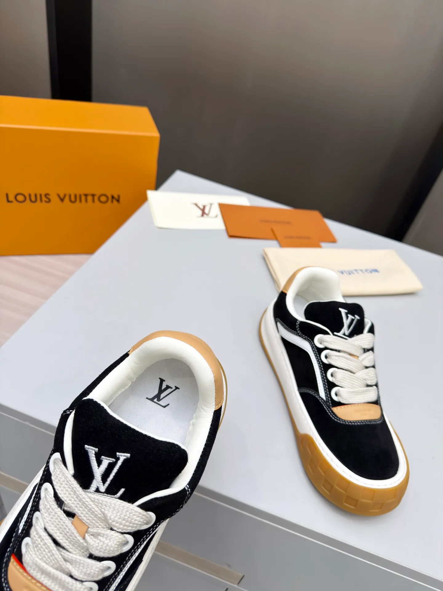 Men's men's shoes pP640! Top version LV-Louis Vuitton-classic catwalk new style, empty glue process·original 1:1 development and reproduction! ! The upper foot is very comfortable. It is made of luxurious materials and fine workmanship. The midsole is printed with English letters "Made in Europe". The upper is made of calfskin imported from Italy. The side is decorated with the brand's LOGO and signature. The latest latex foot pads and mesh lining make the foot feel super comfortable. The original two-color TPU combination outsole is specially provided by the original factory. Bag technology Goodyear stitched edges Fabric: Exclusive custom first-layer cowhide Accessories: Exclusive private model Vuitton logo, lining: Customized silk mesh lining - first-layer silk cowhide lining Outsole: TPU combination outsole wear-resistant, non-slip and anti-yellowing Foot pads: new latex pads-mesh sweat-absorbent Counter technology: fully computerized sewing machine wire drawing Toe box back cover Hot and cold shaping Full set of pull-top last with medium and low logo pattern Code number 39-45